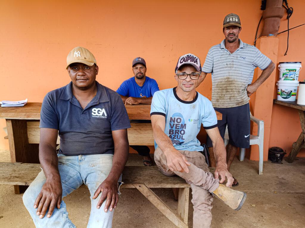 Luciano (Nem) e Denilson (Bode). No fundo: Robson e Renato (Du), líder da Associação de Simão Lavrinha (AAFSOL)