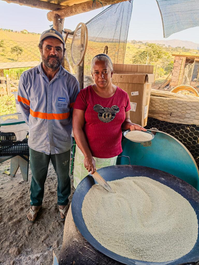 Genivaldo e Jaqueline resolveram apostar na produção de farinha de mandioca artesanal